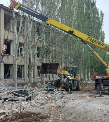 Удар россиян по школе в Донецкой области: спасатели изъяли тело погибшей женщины из-под завалов. ФОТОрепортаж