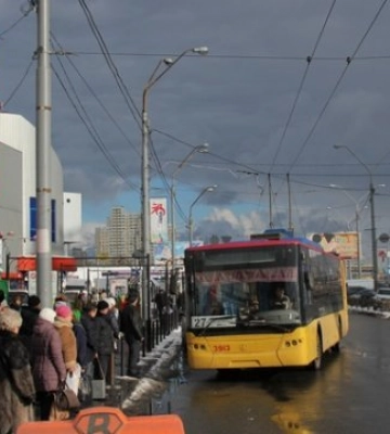 Вблизи остановок транспорта в Киеве планируют установить защитные конструкции