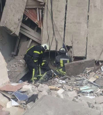 Удар росіян по школі на Донеччині: рятувальники вилучили тіло загиблої жінки з-під завалів. ФОТОрепортаж