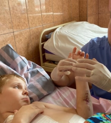 11-летний Артем из Харькова, впавший в кому после обстрела, уже бегает