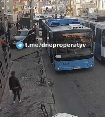 У Дніпрі автохам припаркувався на зупинці, розігнавши людей: нагорода знайшла героя