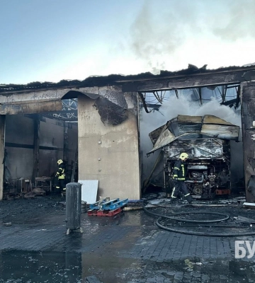 Масштабна пожежа у Володимирі: згоріли два бокси з автобусами. Фото