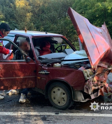 На Волині п’яний водій на Volkswagen влетів у Славуту, водійку та пасажира госпіталізували