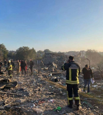 Ворог бив по мирним людям, що спали. У Дніпрі на місці зруйнованих ракетами будинків шукають зниклу дитину