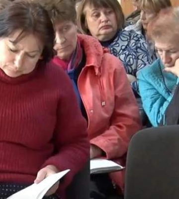 &quot;Заблокують у місті&quot;: окупанти змушують освітян Маріуполя стати росіянами