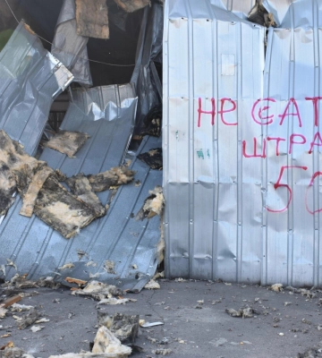 "Він уцілів, а значить Україна уціліє": в Дніпрі ракета знищила магазин, але прапор не змогла
