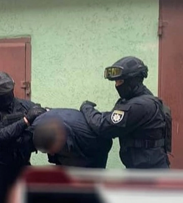 60-річного мешканця Чернівців затримали за вимагання $6 тис. від колишньої