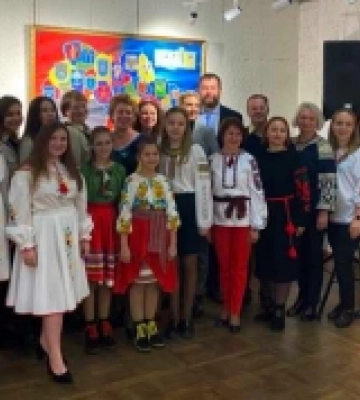 У Рівному презентували вишиту бісером геральдичну карту України
