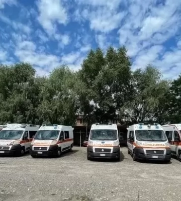 УПЦ та Фонд Вадима Новинського передали 101 машину швидкої допомоги громадам України