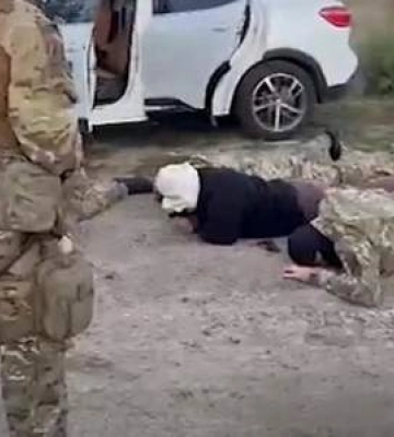 В Одессе задержаны трех агентов фсб: они в августе разместили на жилом доме российский флаг и планировали похищение бизнесмена