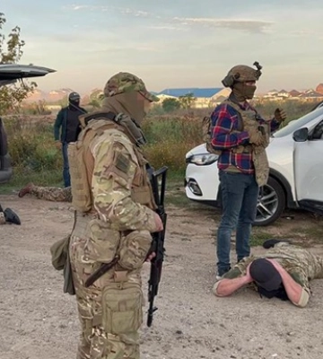 В Одессе задержаны трех агентов фсб: они в августе разместили на жилом доме российский флаг и планировали похищение бизнесмена