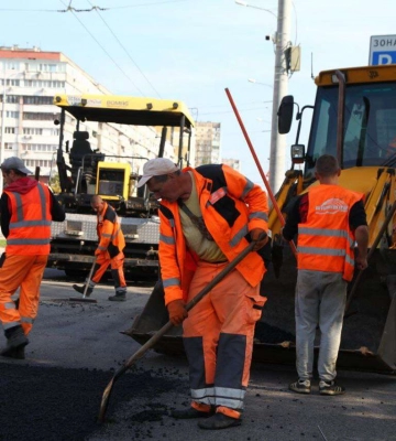 Після паузи майже в півроку у Дніпрі продовжили ремонтувати дороги: чому роботи не виконували раніше? 