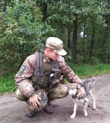 Футболіст і Сара – кльова пара, або Як у волинській теробороні служать молодий командир і його хвостата «пасія»