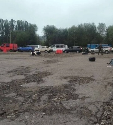 Россияне нанесли ракетный удар по колонне гражданских автомобилей на выезде из Запорожья. Есть погибшие и раненые (обновлено). ФОТОрепортаж