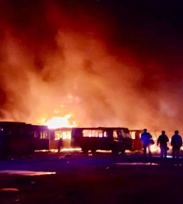 Київ поділиться з Дніпром автобусами, щоб поповнити знищений від вибуху ракети автопарк