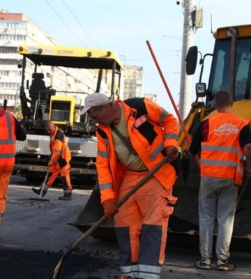 Після паузи майже в пів року у Дніпрі продовжили ремонтувати дороги: чому роботи не виконували раніше?