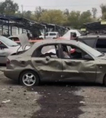 Понівечені машини та карети швидкої: відео обстріляної автоколони в Запоріжжі