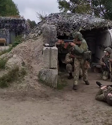 Тренуються знешкоджувати ДРГ у різних ситуаціях: як бійці ТРО на Волині готуються нищити ворога (Відео)