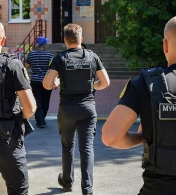Усі школи Києва відтепер охоронятимуть