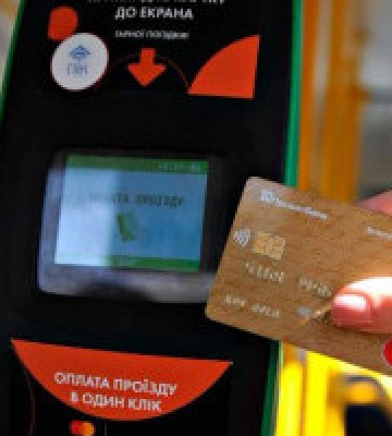 З жовтня у наземному транспорті Київа за проїзд можна буде розплатитися банківською карткою чи телефоном