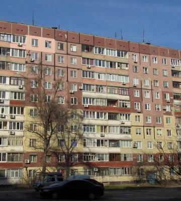 У Дніпрі під вікнами багатоповерхівки знайшли труп чоловіка: фото 18+