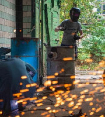 У Києві виготовляють буржуйки та окопні свічки для військових