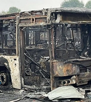 У Дніпрі через ракетний обстріл росіян згоріло понад 150 автобусів