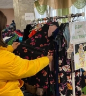 У Луцьку діє особлива соціальна вітрина – одяг для вагітних. ФОТО
