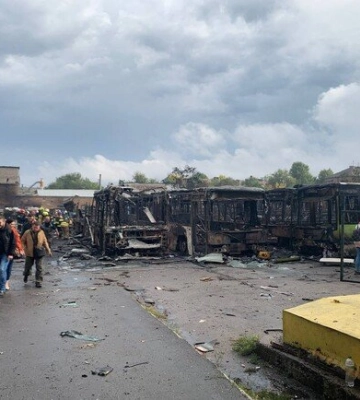 Ракетна атака по Дніпру: із 200 автобусів уціліли лише 14, продовжуються пошуки безвісти зниклого співробітника