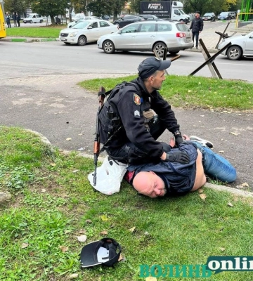 Хотів сигарет під час повітряної тривоги: у Луцьку чоловік розбив кіоск. Фото