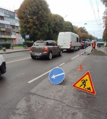 На проспекті Перемоги у Луцьку встановлюють нове огородження: рух ускладнений