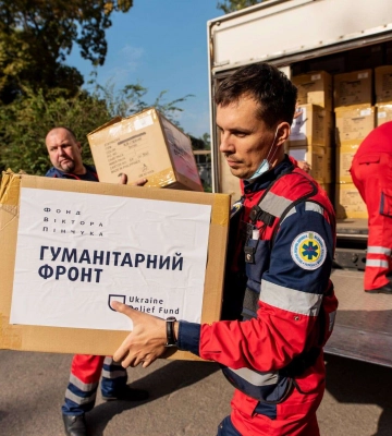 Фонд Пинчука передал две &quot;скорые&quot; и 410 медсумок для неотложной помощи раненым