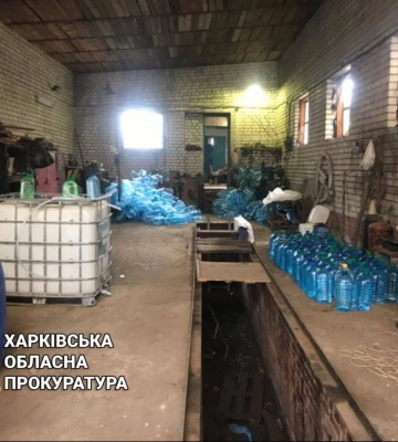 В Харкові іноземець зберігав у гаражі 900 літрів сурогатного спирту