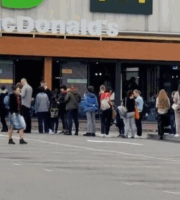У відкриті сьогодні ресторани McDonald&#039;s стояли величезні черги