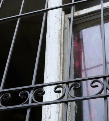 Встановлюють скло або затягують плівкою: комунальники усувають наслідки ракетних ударів по Дніпру