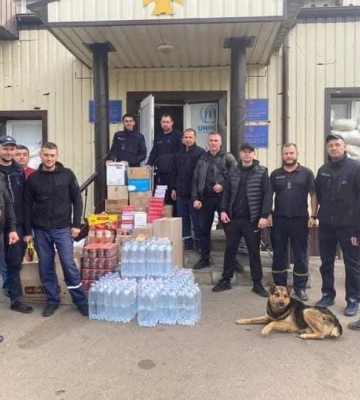 В Кременчуге волонтеры и священники УПЦ передали гуманитарную помощь ВСУ и медикам на передовую