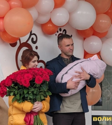 Військового медика Мар&#039;яну Мамонову з донькою виписали з Волинського перинатального центру. Фото