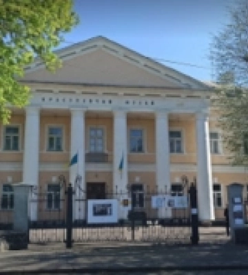 Рівненському краєзнавчому музею подарували жіночі чобітки першої половини ХХ століття