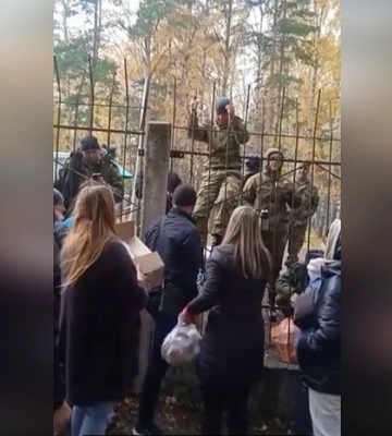 У Росії родичі мобілізованих змушені їх підгодовувати через грати (відео)