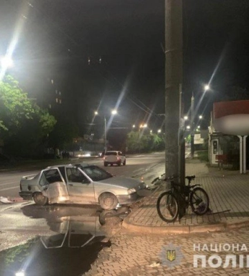 У Луцьку п’яний водій врізався в електроопору на Відродження: його оштрафували на 17 тисяч гривень