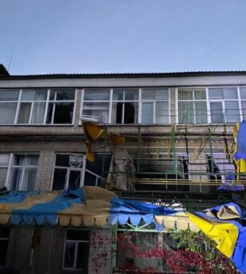 Унаслідок обстрілів Нікополя зруйновано будинки, готель та лінії електромежі