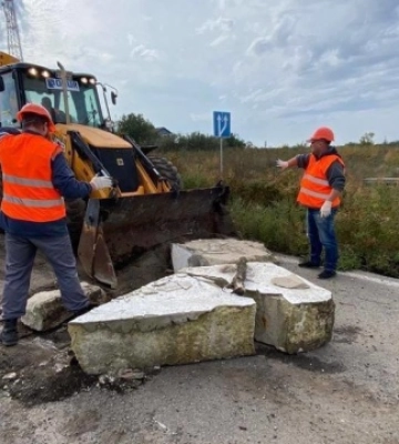 У звільнених районах Харківщини розчистили більш як 300 кілометрів доріг
