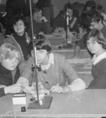 Новоград-Волинський: учні 70-тих років минулого століття в шкільному кабінеті фізики
