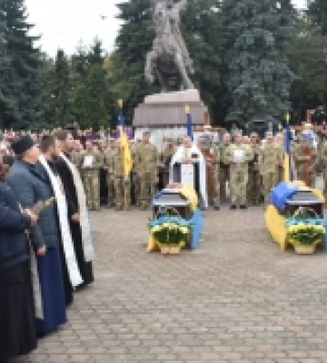 У місті на Рівненщини в останню дорогу провели загиблих військовослужбовців