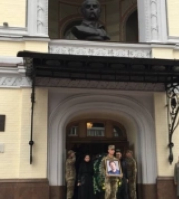 С солистом Национальной оперы Александром Шаповалом, погибшим в бою с оккупантами на Донбассе, простились в Киеве.&amp;hellip;