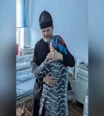 На Виннитчине священники УПЦ передали гуманитарную помощь беженцам в больнице