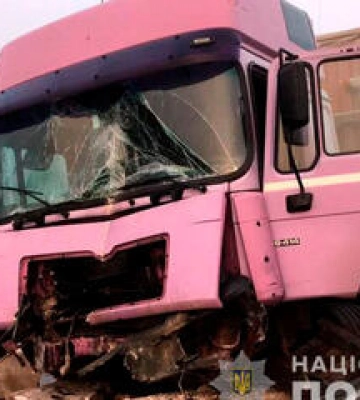 В Абазівці вантажівка врізалася в бетонний блок