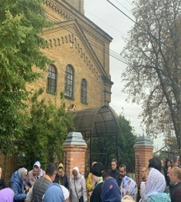 На Киевщине проходит молитвенное стояние верующих УПЦ против захвата храма в Зазимье
