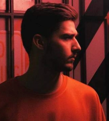 Танцівник Наталі Могилевської з мамою потрапив під обстріл гуманітарної колони у Запоріжжі