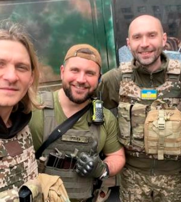 Не могли не взять оружие: Антитела поделились редкими кадрами с фронта
